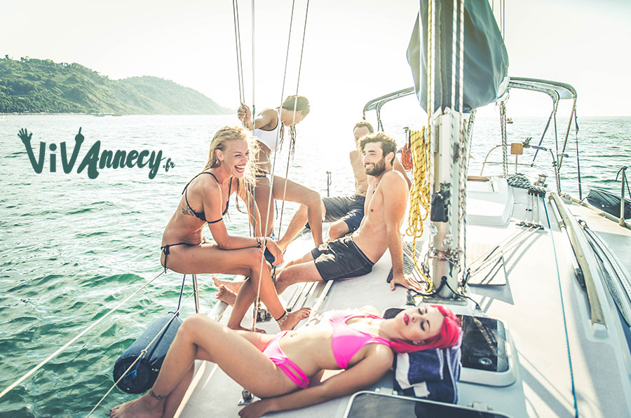 Groupe d'amis louant un bateau sur le lac d'Annecy