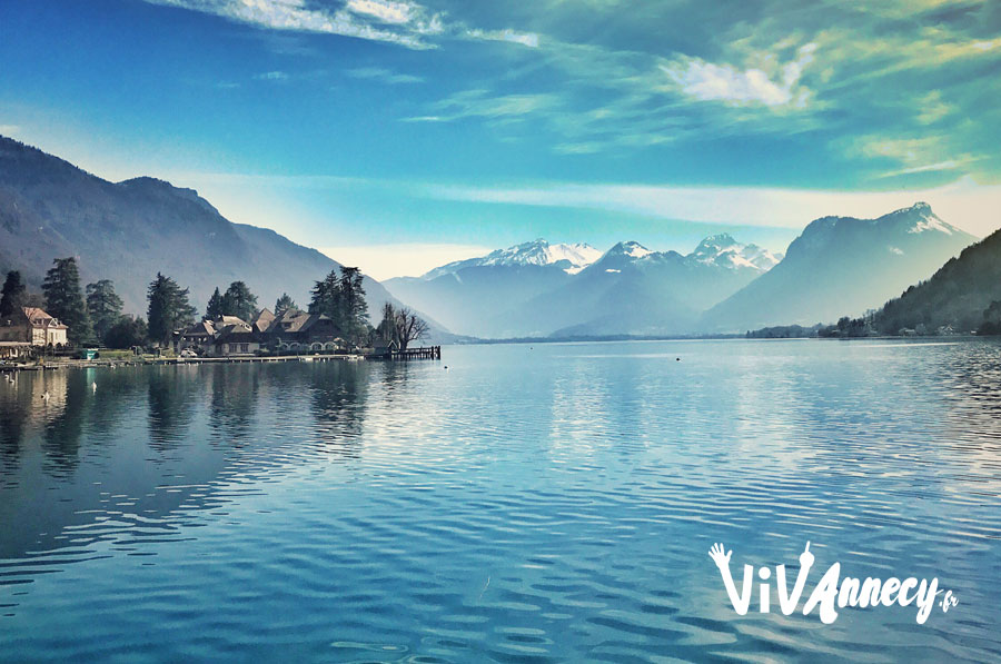 Vue de Talloires depuis un bateau sans permis