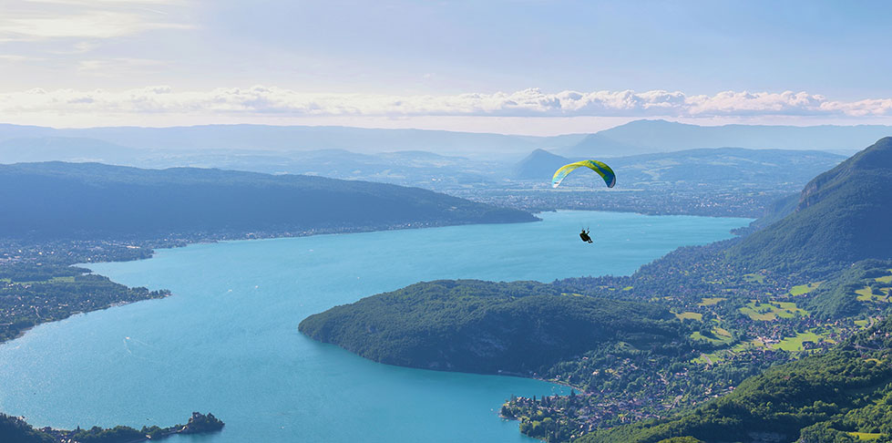 Parapente au dessus du lac d'annecy